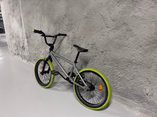 Bicicleta BMX infantil plateada