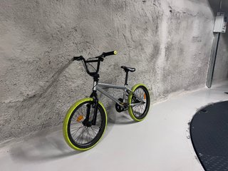 Bicicleta BMX infantil plateada