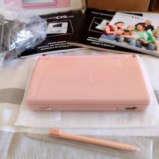 Nintendo DS Lite Rosa en su caja.
