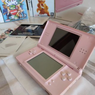Nintendo DS Lite Rosa en su caja.
