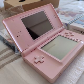 Nintendo DS Lite Rosa en su caja.