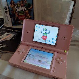 Nintendo DS Lite Rosa en su caja.