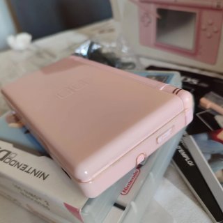 Nintendo DS Lite Rosa en su caja.