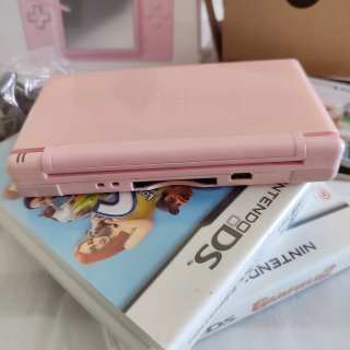 Nintendo DS Lite Rosa en su caja.