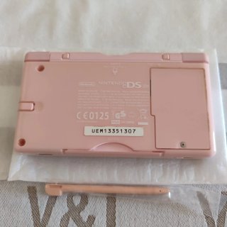 Nintendo DS Lite Rosa en su caja.
