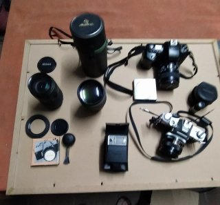 Lotto di 2 Fotocamere Canon AT-1 + Nikon F-601 + Obiettivi
