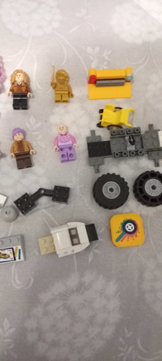 Lego minifigure e pezzi vari