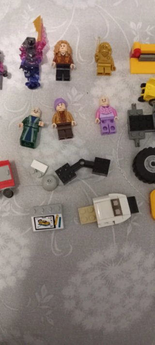 Lego minifigure e pezzi vari