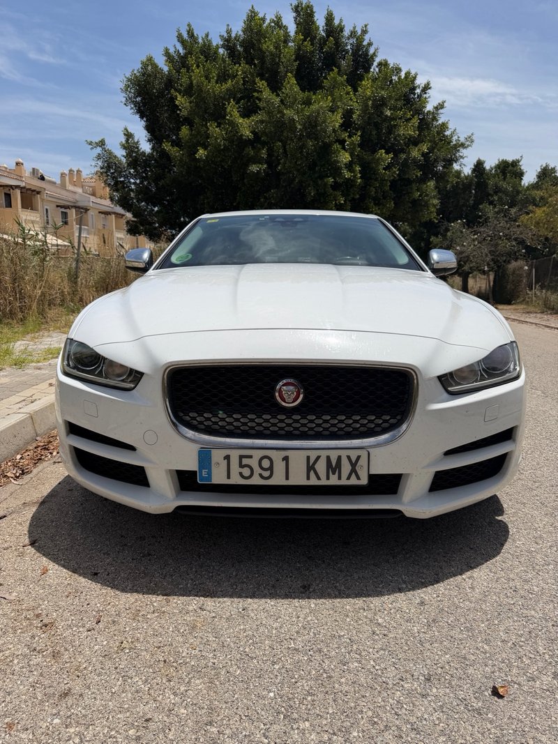 Jaguar XE 2018 - foto 1