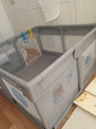 Parco giochi per bambini grigio