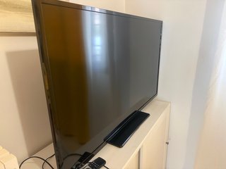 Televisor Negro 115x67 cm