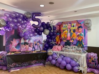 Fondo cumpleaños K-pop y telas de arcos