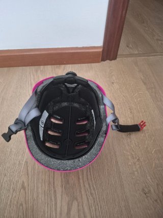 Casco infantil rosa con mariposas