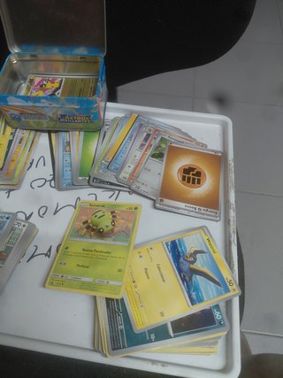 Lata Pokémon con 170 cartas