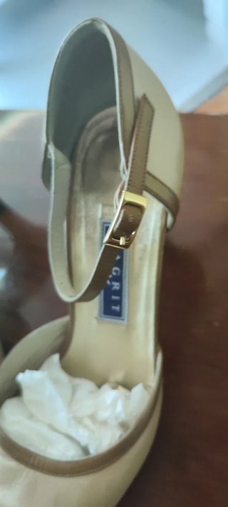 Zapatos de tacón Magrit beige y dorado