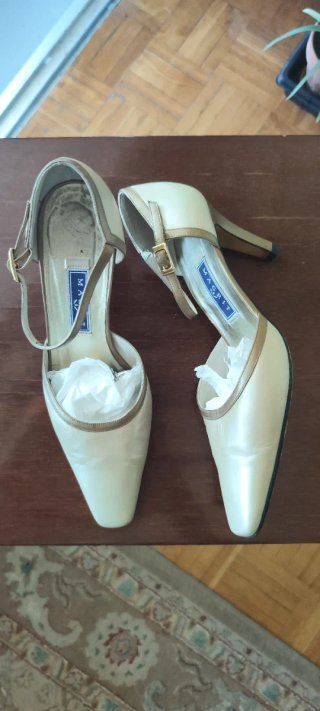 Zapatos de tacón Magrit beige y dorado