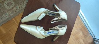 Zapatos de tacón Magrit beige y dorado