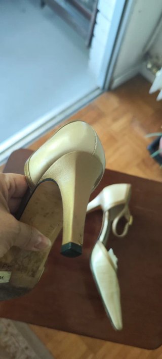 Zapatos de tacón Magrit beige y dorado