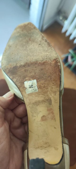 Zapatos de tacón Magrit beige y dorado