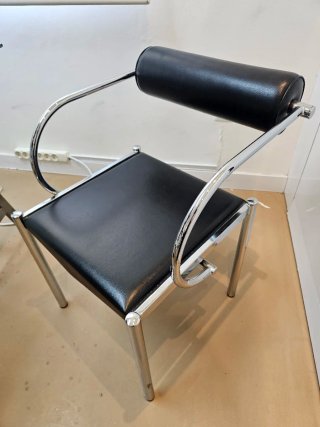 Silla de oficina moderna cromada y negra
