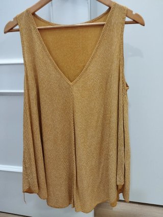 Camiseta tirantes mostaza.