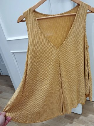 Camiseta tirantes mostaza.
