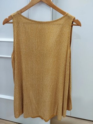 Camiseta tirantes mostaza.