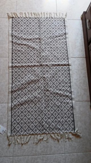 Alfombra beige y marrón con diseño