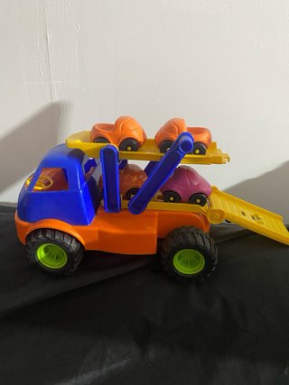 Camion transportador de coches juguete.