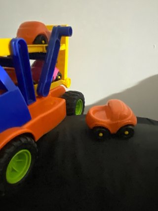 Camion transportador de coches juguete.