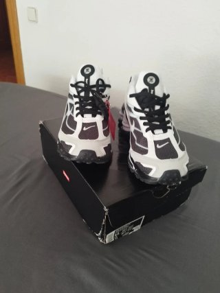 Zapatillas Supreme Blancas y Negras y rojas/negras