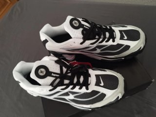 Zapatillas Supreme Blancas y Negras y rojas/negras