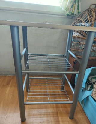 Conjunto de Mesa auxiliar moderna y taburetes.