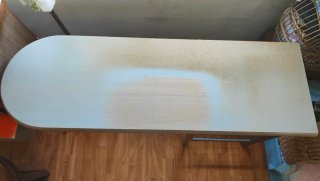 Conjunto de Mesa auxiliar moderna y taburetes.