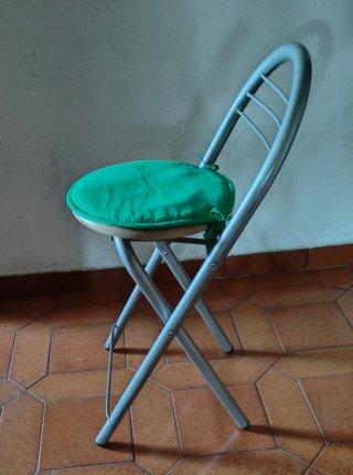 Conjunto de Mesa auxiliar moderna y taburetes.