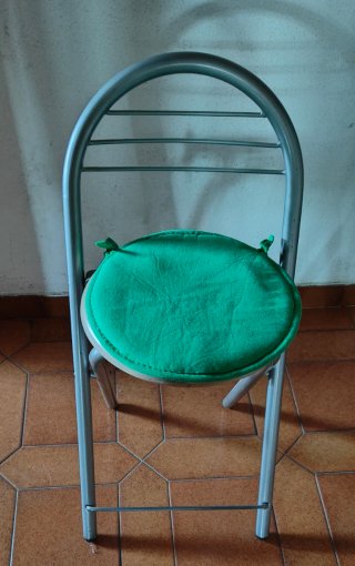 Conjunto de Mesa auxiliar moderna y taburetes.