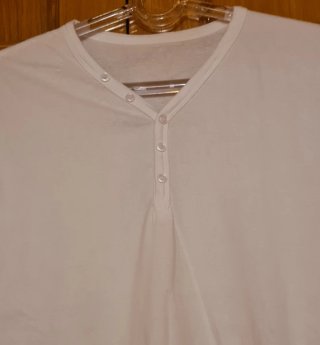 Camiseta blanca algodón cuello pico botones