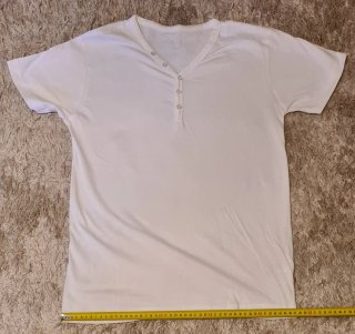 Camiseta blanca algodón cuello pico botones