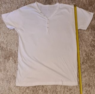 Camiseta blanca algodón cuello pico botones