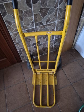Carretilla de paquetería amarilla