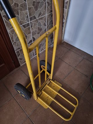 Carretilla de paquetería amarilla