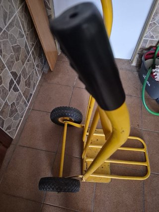 Carretilla de paquetería amarilla