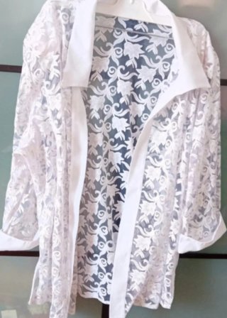 Blusa de encaje b Talla XXL Alt 74 De la axil65 c