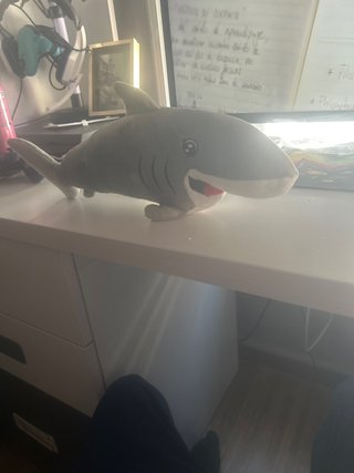 Peluche tiburón gris