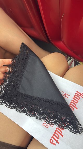 Pañuelo de bolillo negro con encaje