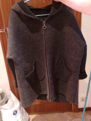 Chaqueta con cremallera y bolsillos