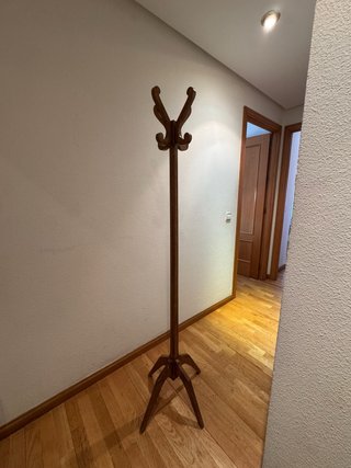 Perchero de pie madera maciza clásico