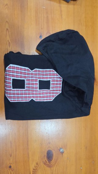 Sudadera negra con capucha y número 8