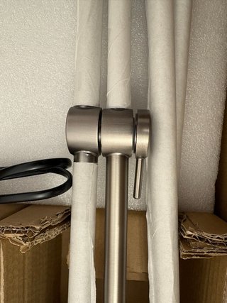 Lámpara de pie orientable hierro mate y madera