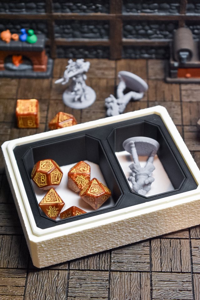 Adventurer Box – PortaDadi e Miniature GDR Cleric